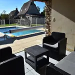 In Gramat With Private Pool Hébergement de vacances
